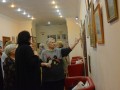 Лидия Арховская рассказывает посетителям выставки о своих картинах